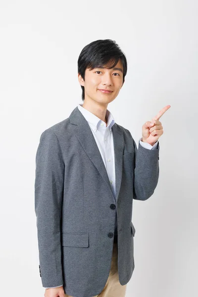Jeune Homme Japonais Tenue Bureau Montrant Geste Pointu — Photo