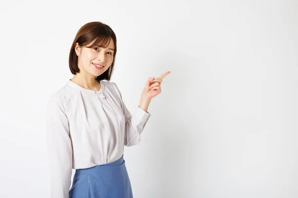 Jeune Femme Japonaise Tenue Bureau Montrant Geste Pointu — Photo