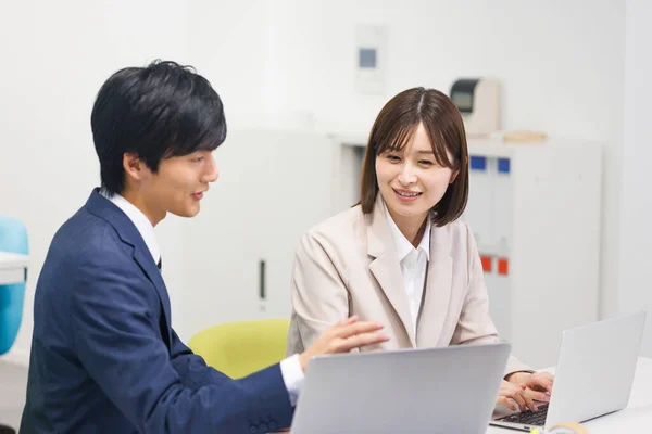 Молодий Японський Бізнесмен Бізнес Леді Працюють Разом Сучасному Офісі — стокове фото