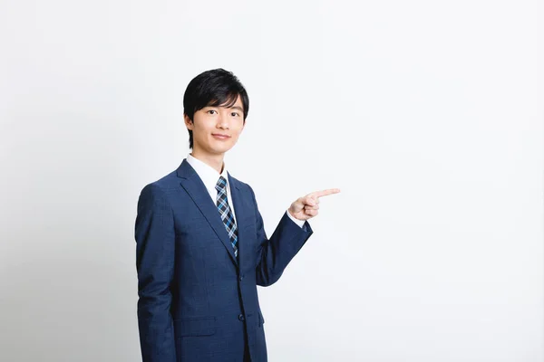 Joven Hombre Japonés Traje Oficina Mostrando Gesto Señalando — Foto de Stock