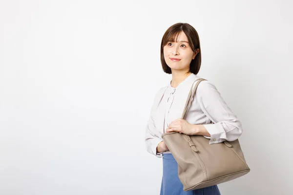Giovane Donna Giapponese Abito Ufficio Piedi Sorridente Alla Fotocamera — Foto Stock