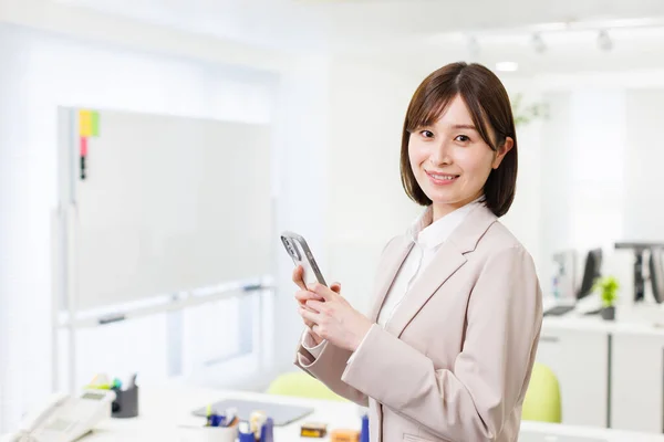 Ritratto Donna Giapponese Abito Ufficio Con Mano Cellulare — Foto Stock