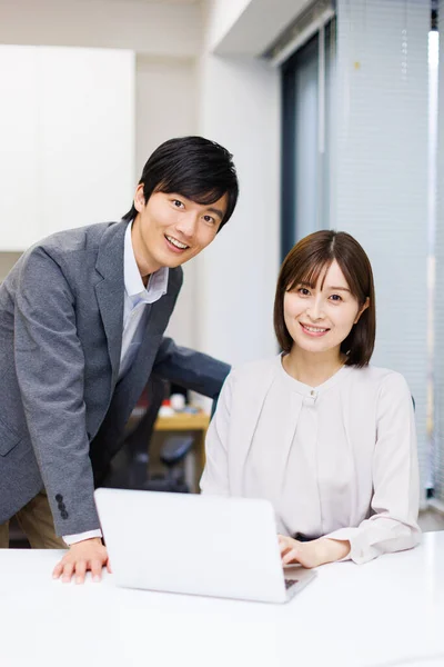 現代オフィスで働く若い日本人ビジネスマンとビジネスマン — ストック写真