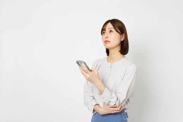 Portret Pięknej Japonki Stroju Biurowym Trzymającej Telefon Komórkowy — Zdjęcie stockowe