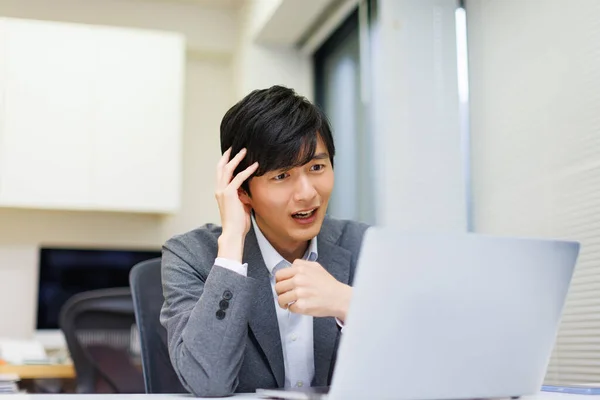 Νεαρός Ιάπωνας Επιχειρηματίας Αισθάνεται Απογοητευμένος Από Γραφείο — Φωτογραφία Αρχείου