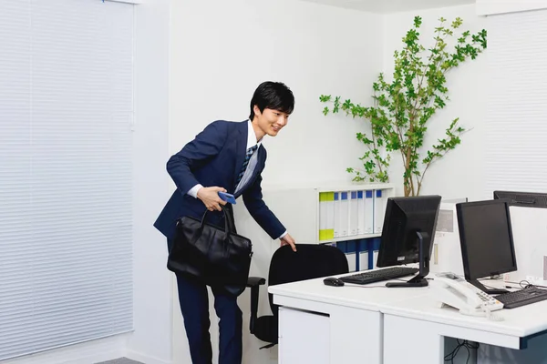 Modern Ofiste Çalışan Genç Bir Japon Adam — Stok fotoğraf