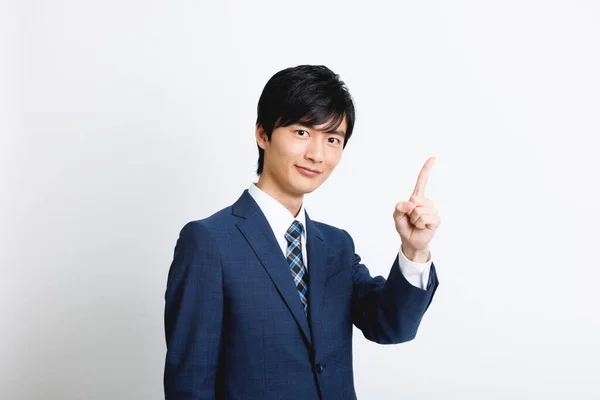 Молодой Японский Мужчина Офисной Одежде Показывает Указательный Жест — стоковое фото
