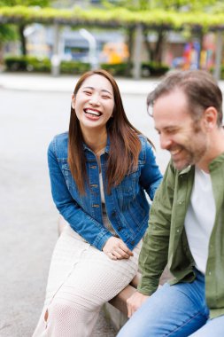 Beyaz adam ve Asyalı kadın Japon tapınağını geziyorlar.