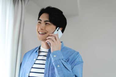 Asyalı adam akıllı telefon kullanma