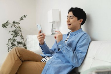 Evde Akıllı Telefon Kullanan Genç Adam