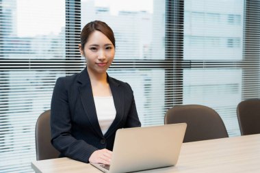 Modern ofiste çalışan güzel Japon kadın. 