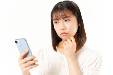 Akıllı telefon kullanan güzel Japon kadın.
