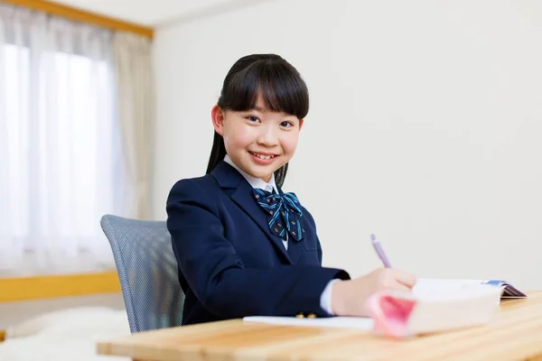 Portret Uroczej Japonki Szkolnym Mundurku Odrabiającej Lekcje — Zdjęcie stockowe