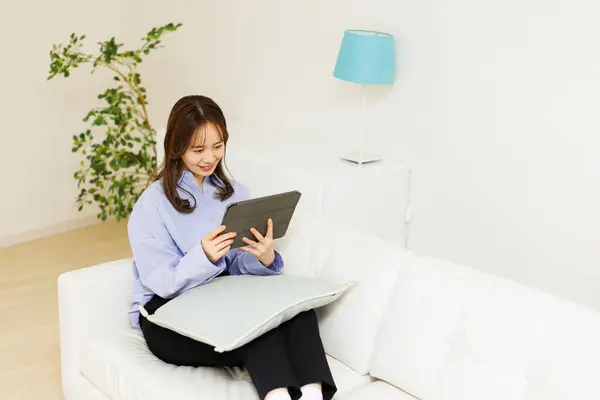 Jovem Mulher Asiática Sentado Sofá Usando Tablet Computador Sua Sala — Fotografia de Stock