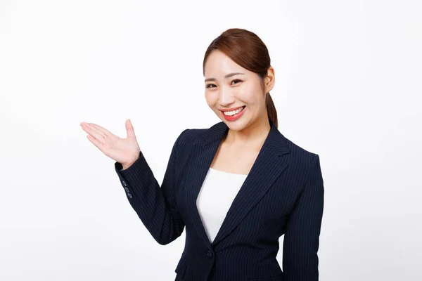 Студийный Снимок Красивой Японской Предпринимательницы Жестикулирующей Рукой Белом Фоне — стоковое фото