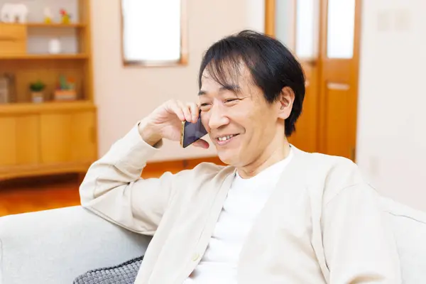 Senior Asiatique Homme Parler Sur Smartphone Maison — Photo