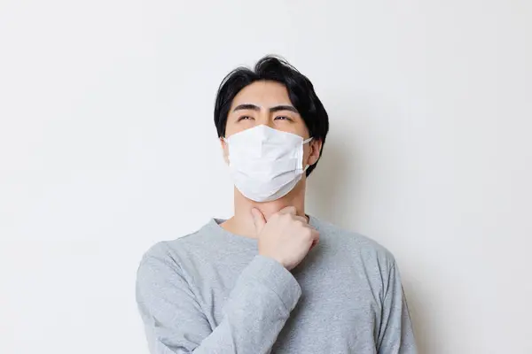 Jonge Aziatische Man Het Gezicht Masker Met Zere Keel Geïsoleerde — Stockfoto