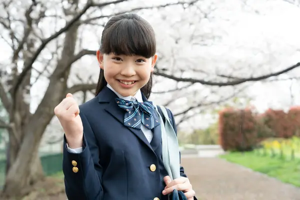 制服を着たアジアの女子高生 — ストック写真
