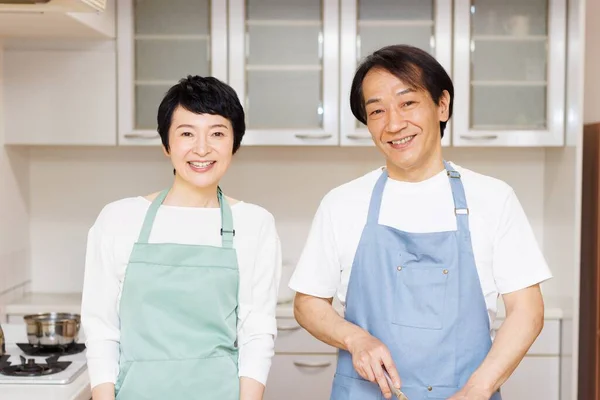 Felice Coppia Giapponese Cucinare Cibo Gustoso Cucina — Foto Stock