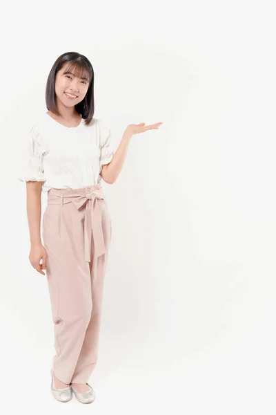 Femme Japonaise Avec Pose Montrant Quelque Chose Sur Fond Blanc — Photo