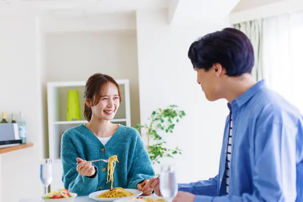 Junges Asiatisches Paar Frühstückt Morgen — Stockfoto