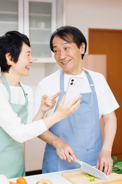 Glücklich Japanisch Pärchen Cooking Leckeres Essen Auf Die Küche — Stockfoto