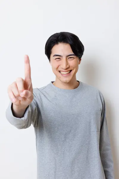 Młody Azji Człowiek Pokazując Palec Odizolowanym Tle — Zdjęcie stockowe