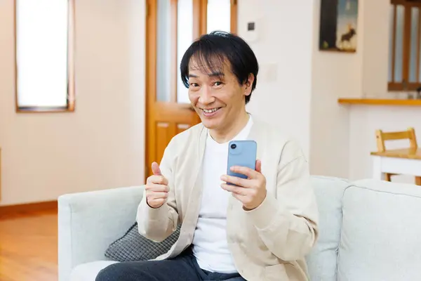 Azji Starszy Biznesmen Pomocą Smartfona Pokazując Kciuk Górę Domu — Zdjęcie stockowe