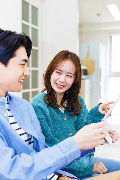 Jong Japans Paar Zitten Bank Thuis Met Behulp Van Digitale — Stockfoto