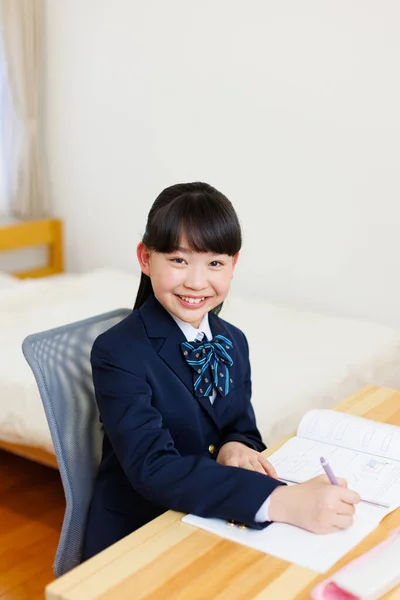 Potret Lucu Gadis Jepang Seragam Sekolah Melakukan Pekerjaan Rumah — Stok Foto