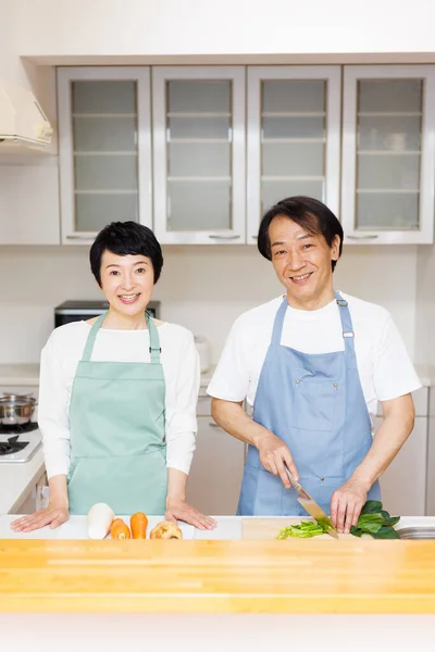 Ευτυχισμένο Ζευγάρι Ιαπωνικά Μαγείρεμα Νόστιμο Φαγητό Στην Κουζίνα — Φωτογραφία Αρχείου