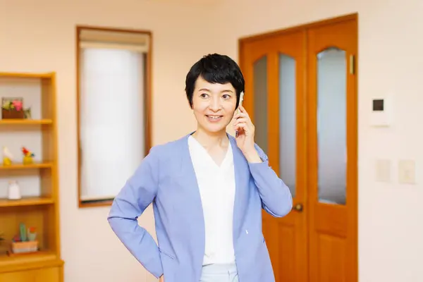 Mujer Asiática Hablando Teléfono Inteligente Casa — Foto de Stock