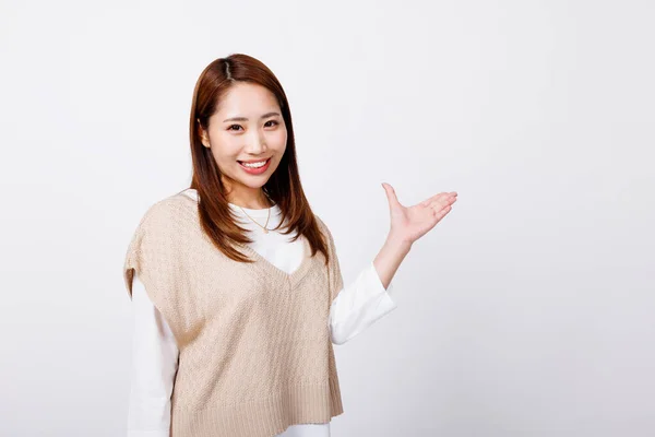 Estudio Retrato Belleza Mujer Japonesa Agitando Mano Sobre Fondo Blanco —  Fotos de Stock