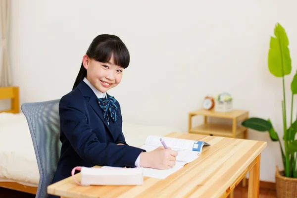 Aranyos Japán Lány Iskolai Egyenruhában Házi Feladatot Csinál — Stock Fotó