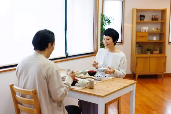 Dojrzałe Japońskie Para Diiign Razem Domu — Zdjęcie stockowe