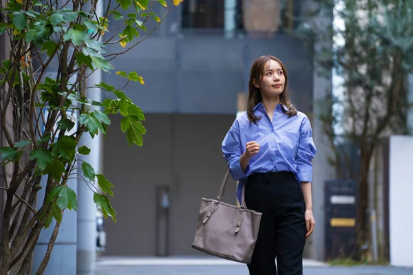 Молода Японська Жінка Ходить Вулиці Вид День — стокове фото