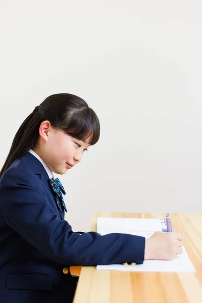 Portret Uroczej Japonki Szkolnym Mundurku Odrabiającej Lekcje — Zdjęcie stockowe