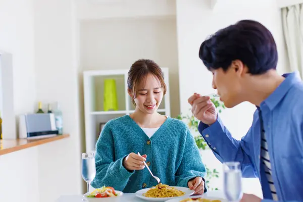 Ευτυχισμένο Ζευγάρι Ασιατών Που Τρώνε Πρωινό Στην Κουζίνα Στο Σπίτι — Φωτογραφία Αρχείου
