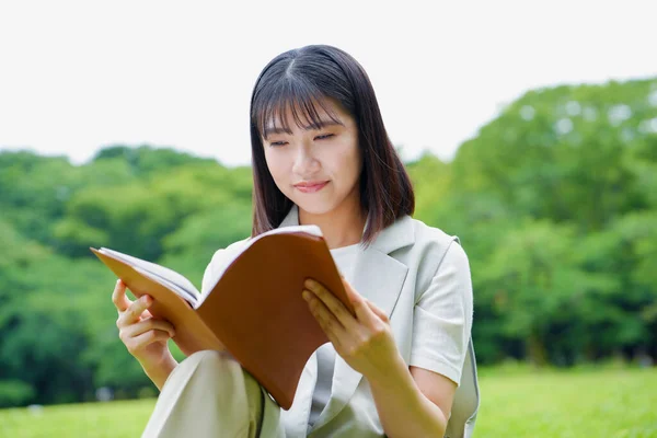 Asijské Mladá Žena Čtení Knihy Letním Parku Stock Fotografie
