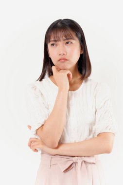 Güzel, genç Asyalı bir kadın izole edilmiş bir geçmişi düşünüyor.