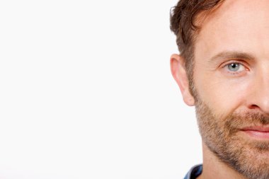 Beyaz arka planda poz veren mavi kot gömlekli beyaz adamın stüdyo portresi.