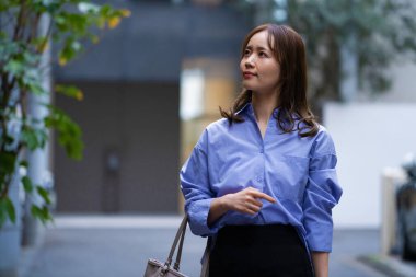 Sokakta yürüyen genç Japon kadın, gündüz görüşü. 