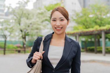 Genç Japon iş kadını dışarıda çalışıyor.