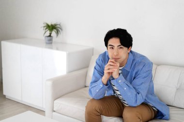 oturma odasında adam