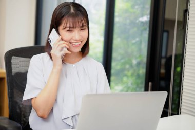 Akıllı telefon kullanan güzel Japon kadın.