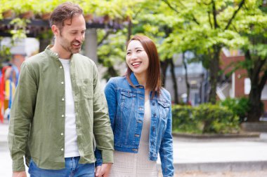 Yaz parkında yürüyen sevgi dolu bir çift. Aşık romantik bir çiftin açık hava portresi. 