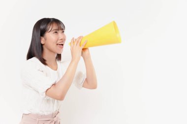 Beyaz arka planda sarı ponpon kız pozu veren genç bir Japon kadın.