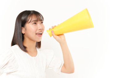 Beyaz arka planda sarı ponpon kız pozu veren genç bir Japon kadın.