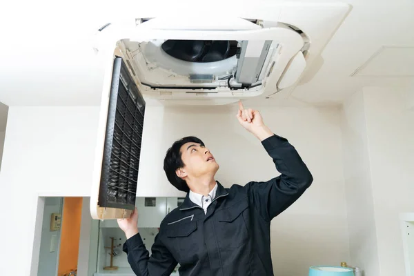 Japanse Werknemer Vaststelling Airconditioner — Stockfoto