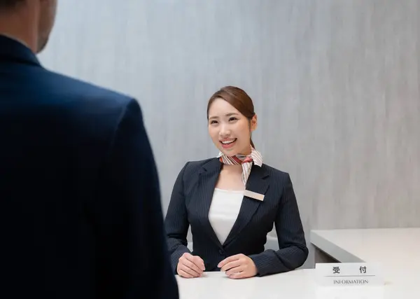 Vacker Japansk Kvinna Som Arbetar Det Moderna Kontoret — Stockfoto